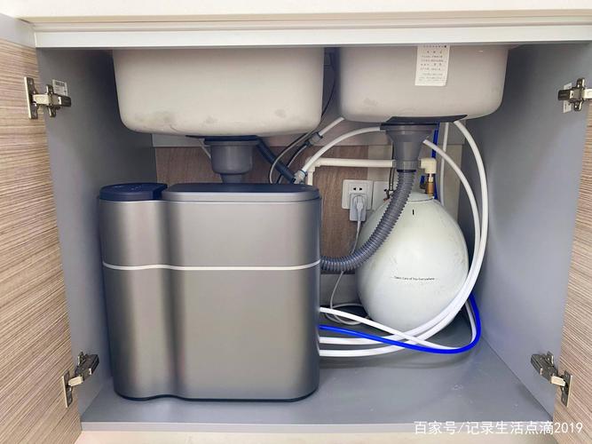 因?yàn)樗巯旅孢€裝了個(gè)小廚寶,所以凈水器主機(jī)也只能橫過來放置了,相比